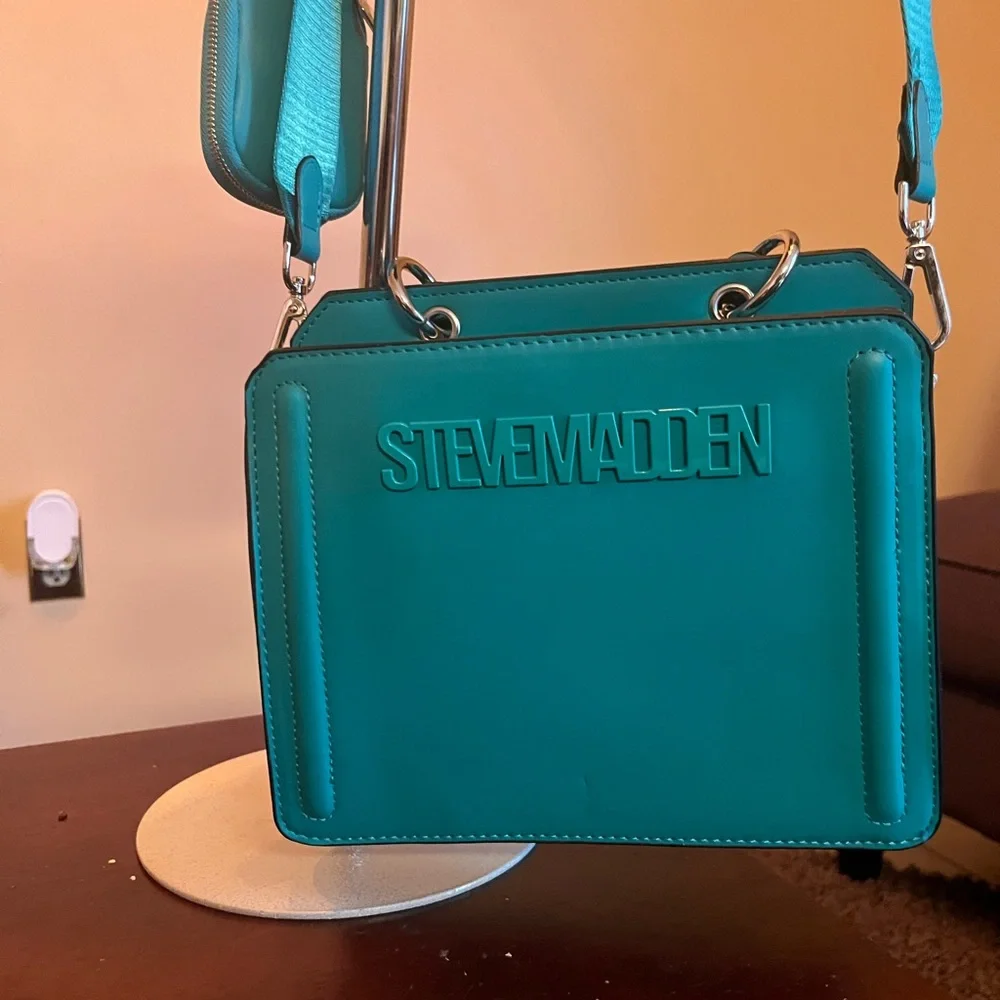 Steve Madden Blue Crossbody Bag with Structured Design - Picture 2 of 5